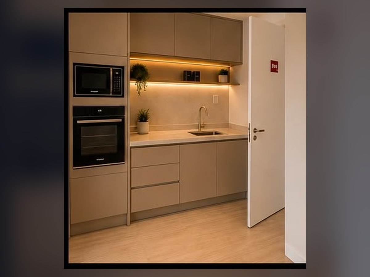 Metrocasa Santo Amaro: cozinha com armários planejados, forno e cooktop — imagem 2 de 4